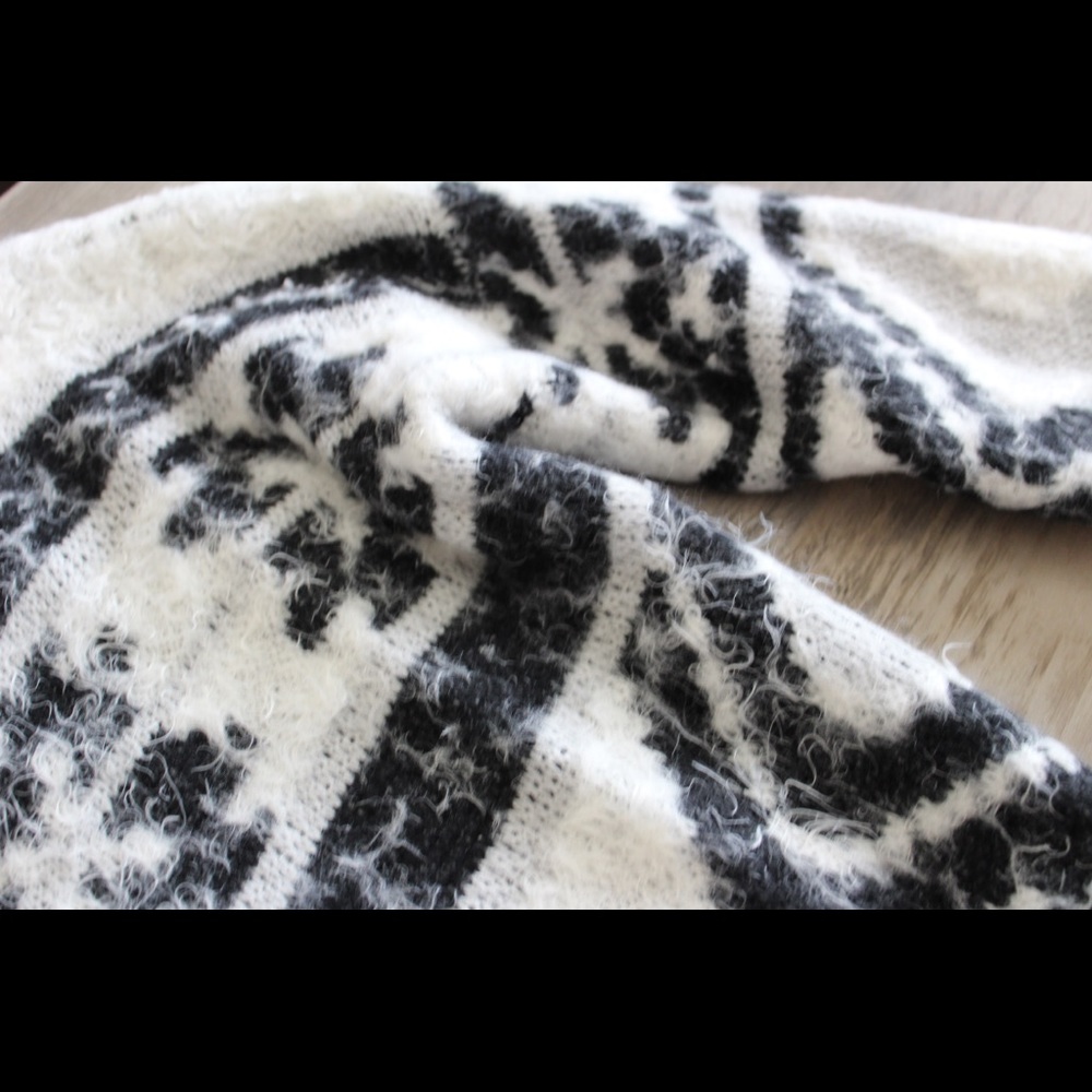 Express Sweater - Picture 3 of 4